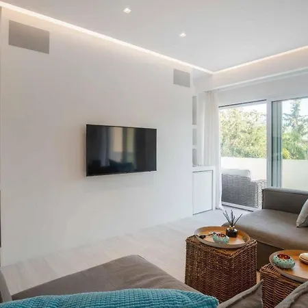 Apartment Charming 1 Bedroom In Voula Centre. *